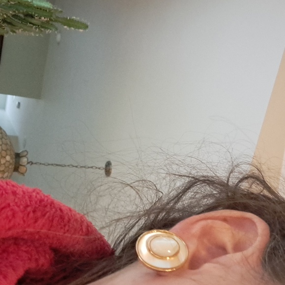 EARRINGS-Clip On - Picture 4 of 6